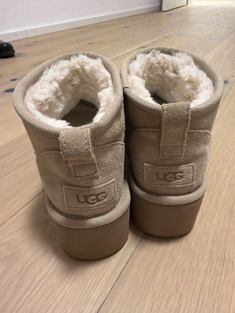Ugg Scarpe da donna: UGG Platform Boots, Sandfarben, Grösse 38, Neuwertig – Nuovo (secondo la descrizione) da St. Gallen venduto da TairiZ 1