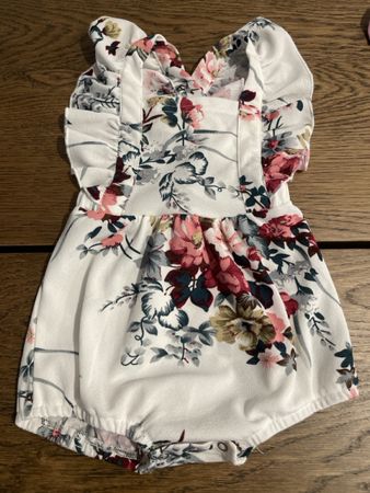 Strampler mit Blumenmuster Grösse 12-18M guter Zustand