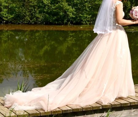 Traumhaftes Brautkleid  mit Schleppe, Grösse 36-38