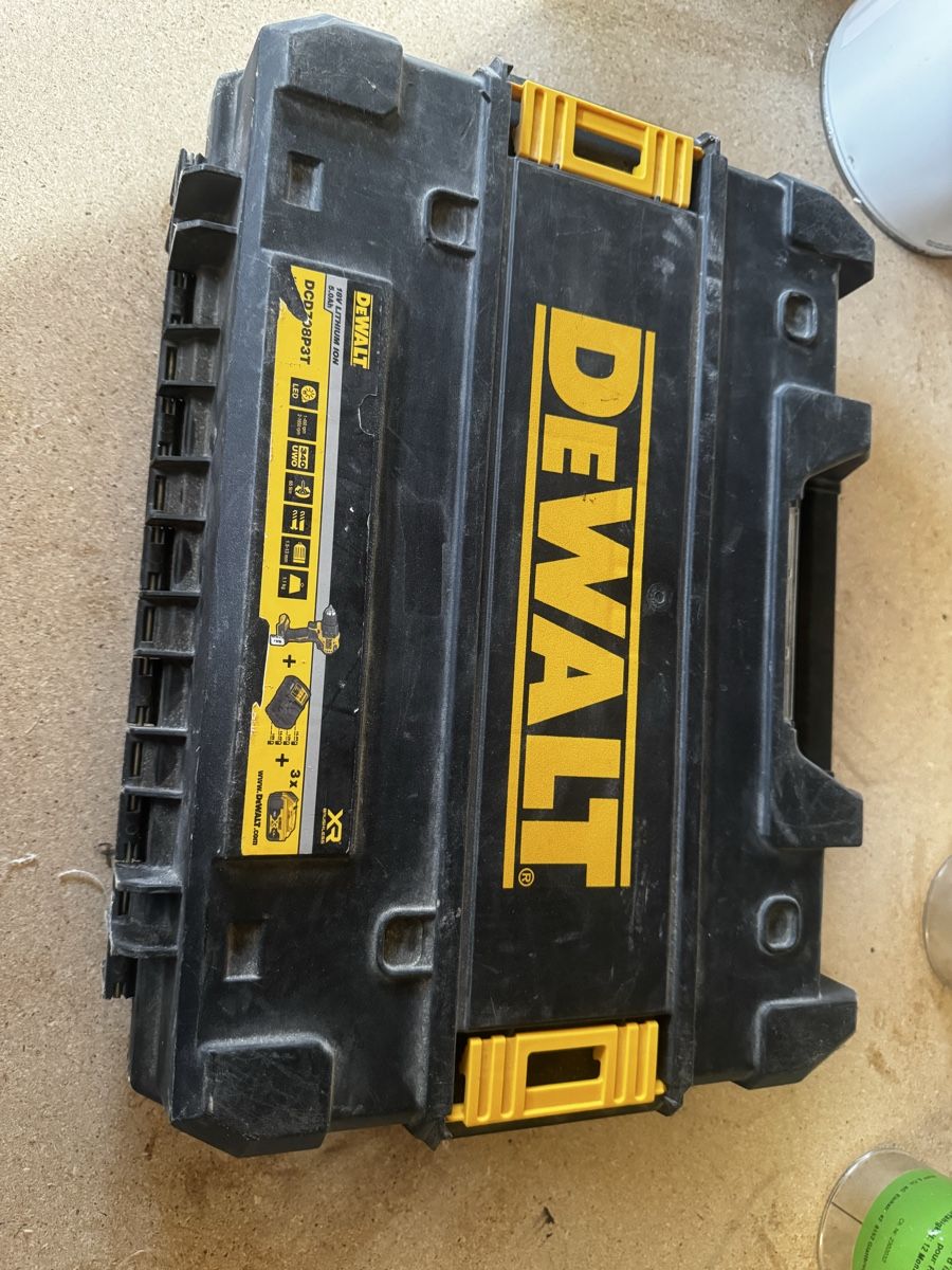 Dewalt Trapani: DEWALT DCD791PST Bohrschrauber 18V 5.0Ah mit Koffer Ab 1CHF – Usato da Uezwil venduto da sev_2f5k 2
