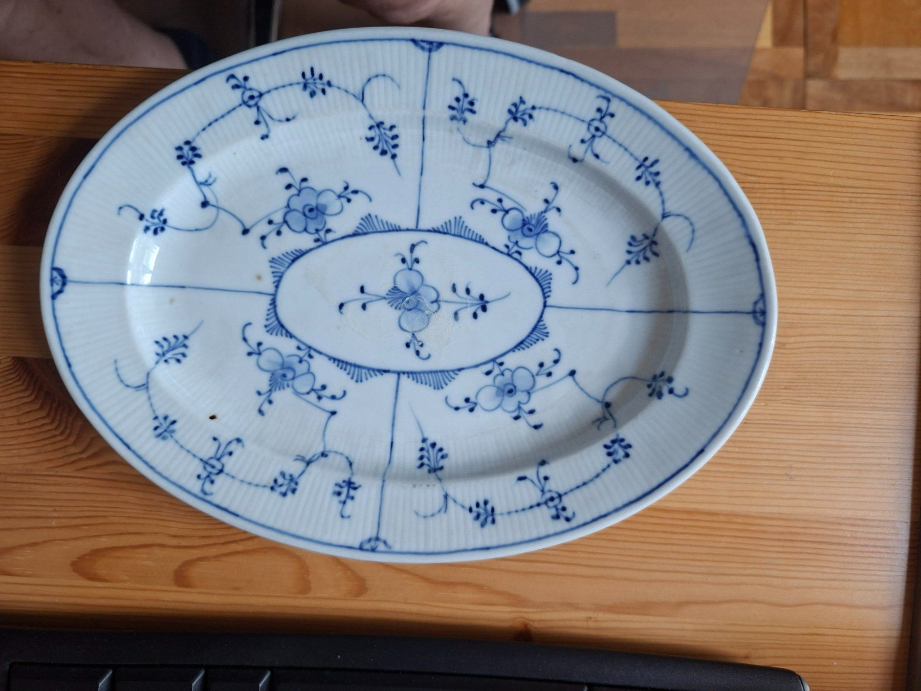 Servierplatten: Rauenstein Servierplatte Strohblumenmuster Fähnchenmarke – Gebraucht aus Glarus von Walther06
