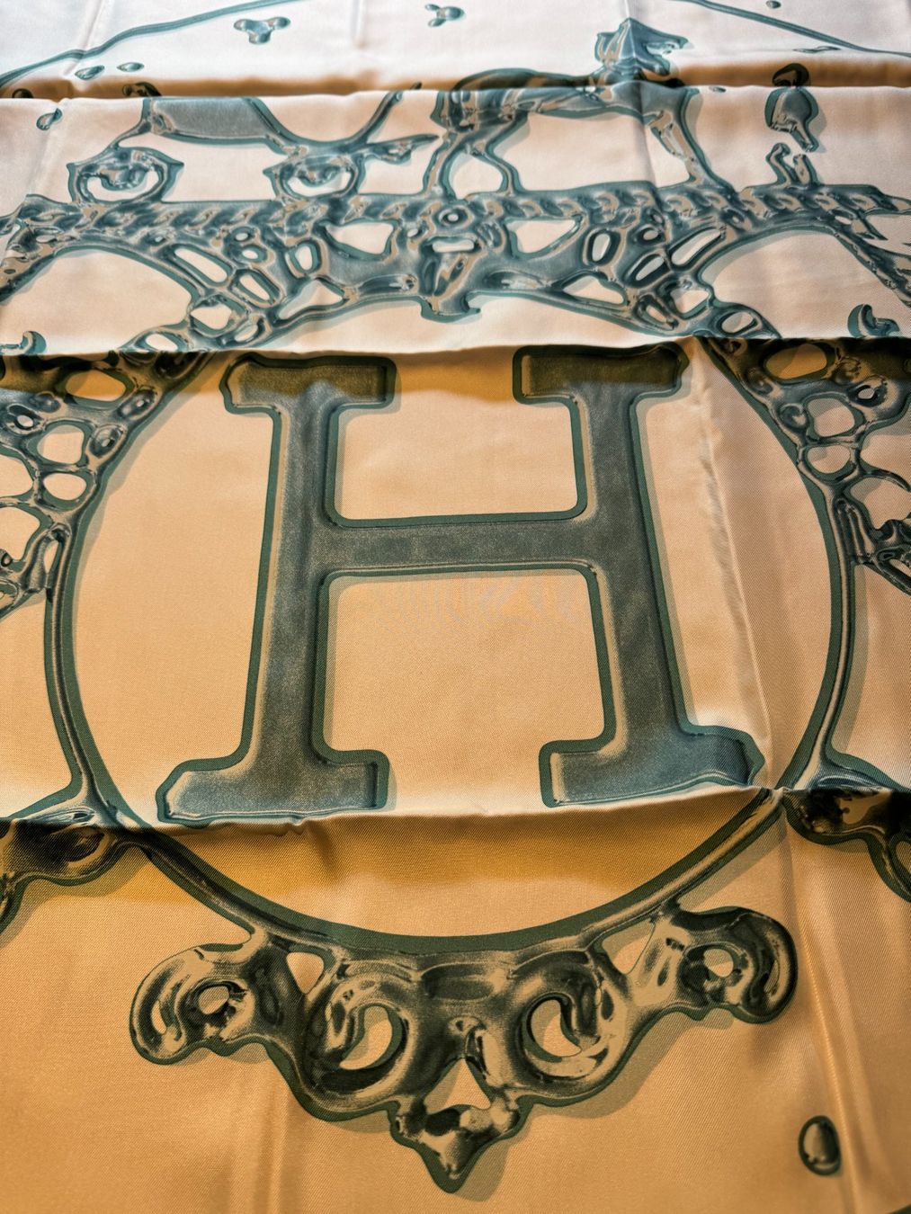 Hermès Foulard & Sciarpe: Authentic Vif Argent HERMES Silk Scarf – Usato da Grund b. Gstaad venduto da ReLuxe 1