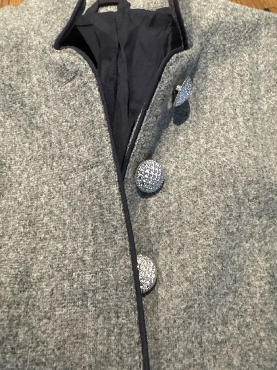 Cappotti: Grauer Blazer mit Knopfleiste Grösse 36 – Nuovo (secondo la descrizione) da Eggersriet venduto da Gio_Mag_Stucki 1