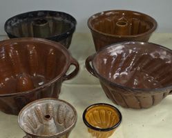 Konvolut antike Gugelhupf- & Backformen aus Keramik