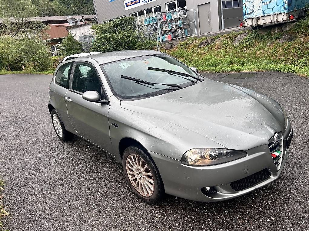 Alfa Romeo Automobili: Alfa Romeo 147 1.6 ab Platz – Usato da Mülenen venduto da Jetmir019 1