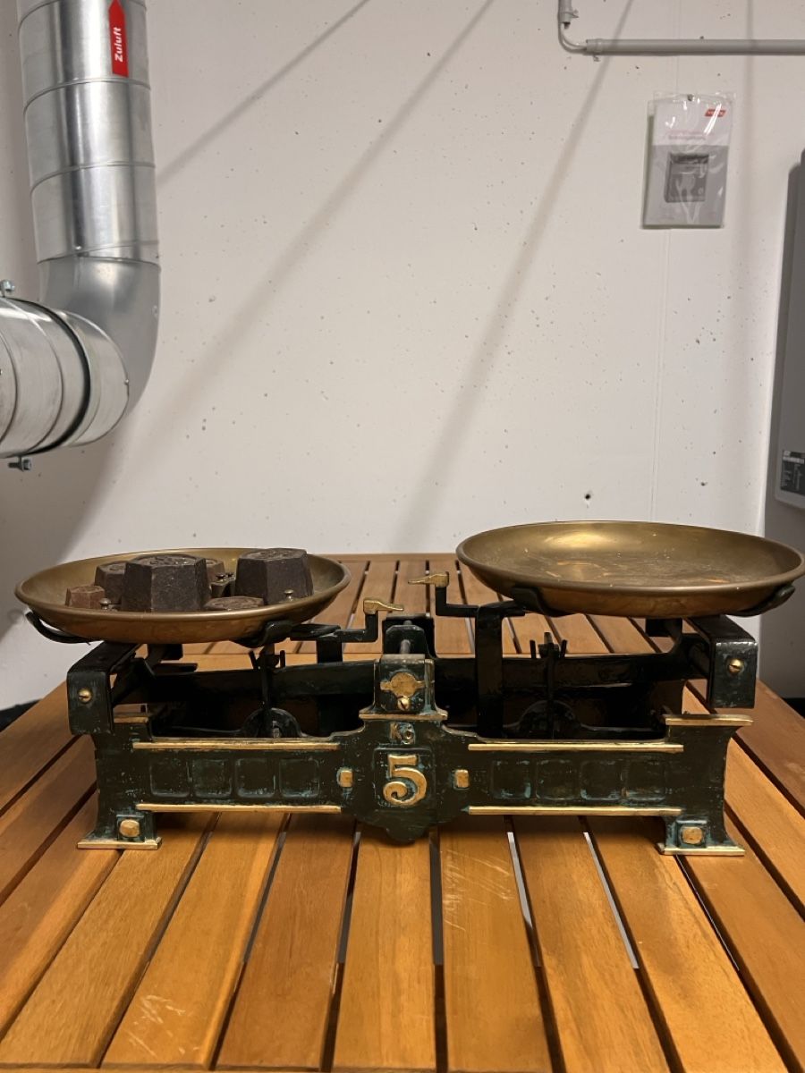Tous les outils: Antique Scale Brass Pans Cast Iron Frame – D'occasion à Luzern par TIsabel