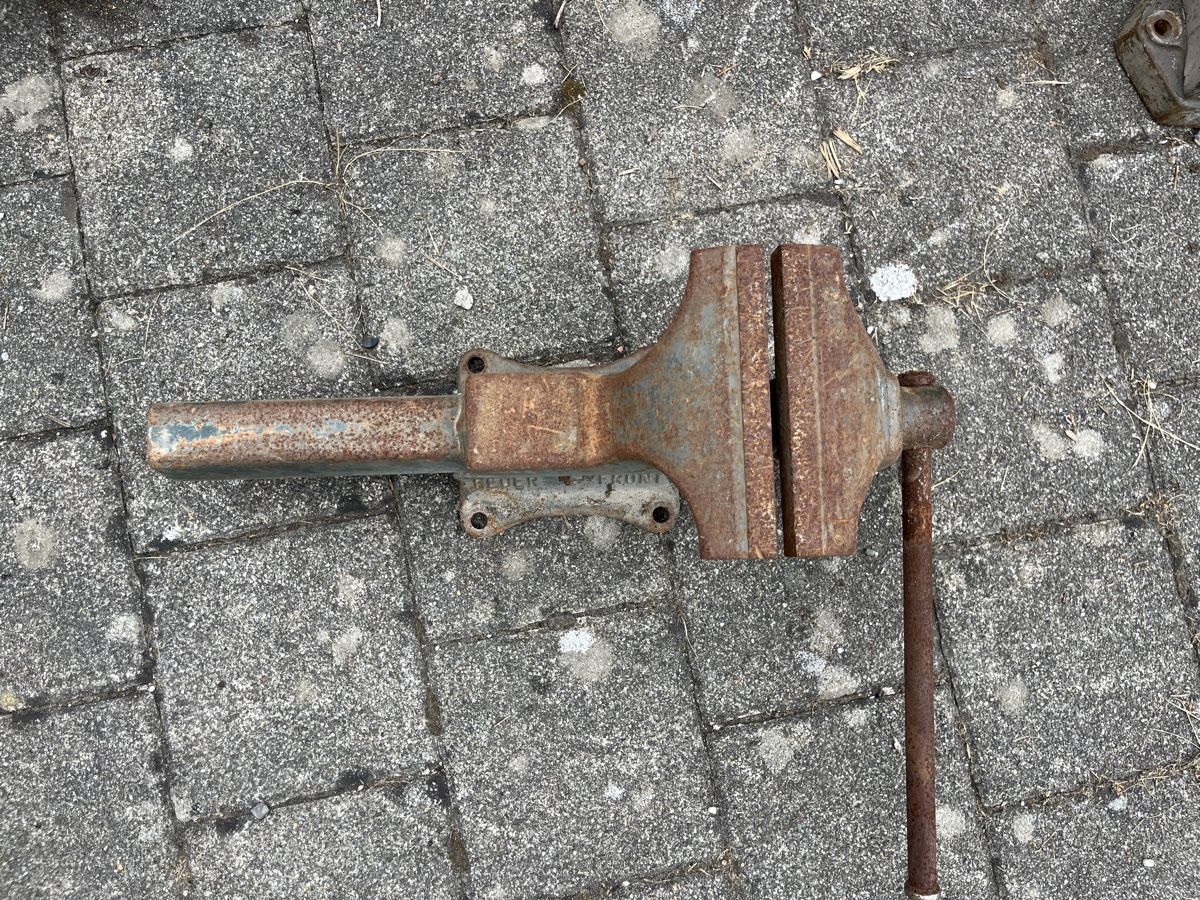 Alle Werkzeuge: Schraubstock HEUER FRONT rostig – Gebraucht aus Tuggen von wir_pds8 1