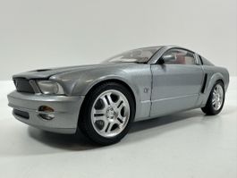 Ford Mustang GT 1:18, silbrig, THE BEANSTALK GROUP