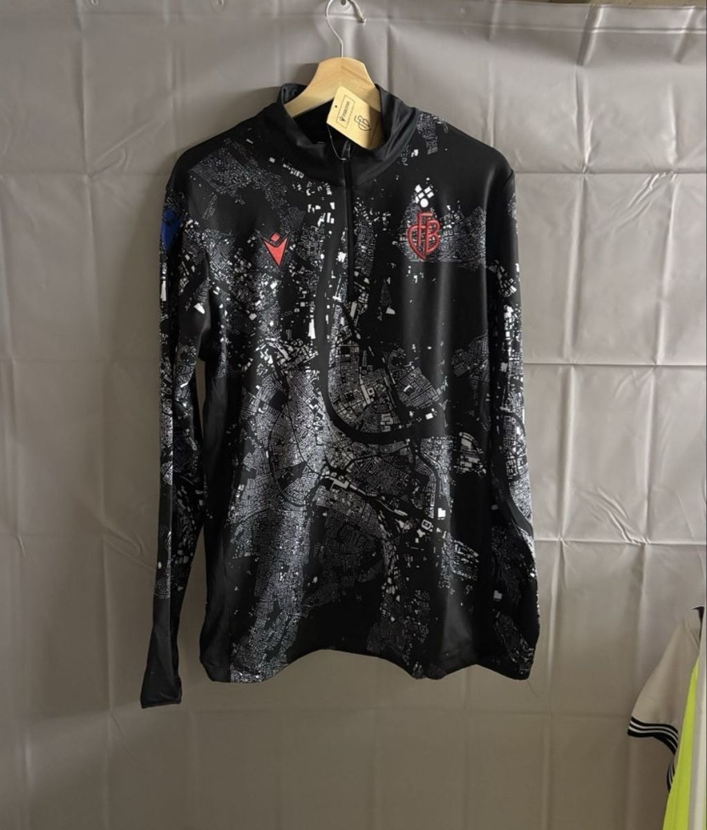 Pulls & Sweat-shirts: FC BASEL Trainingspullover – D'occasion à Basel par eli_n5yh