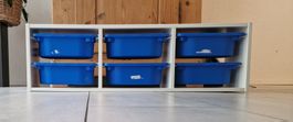 Weisses Kinderregal mit 6 blauen Kisten