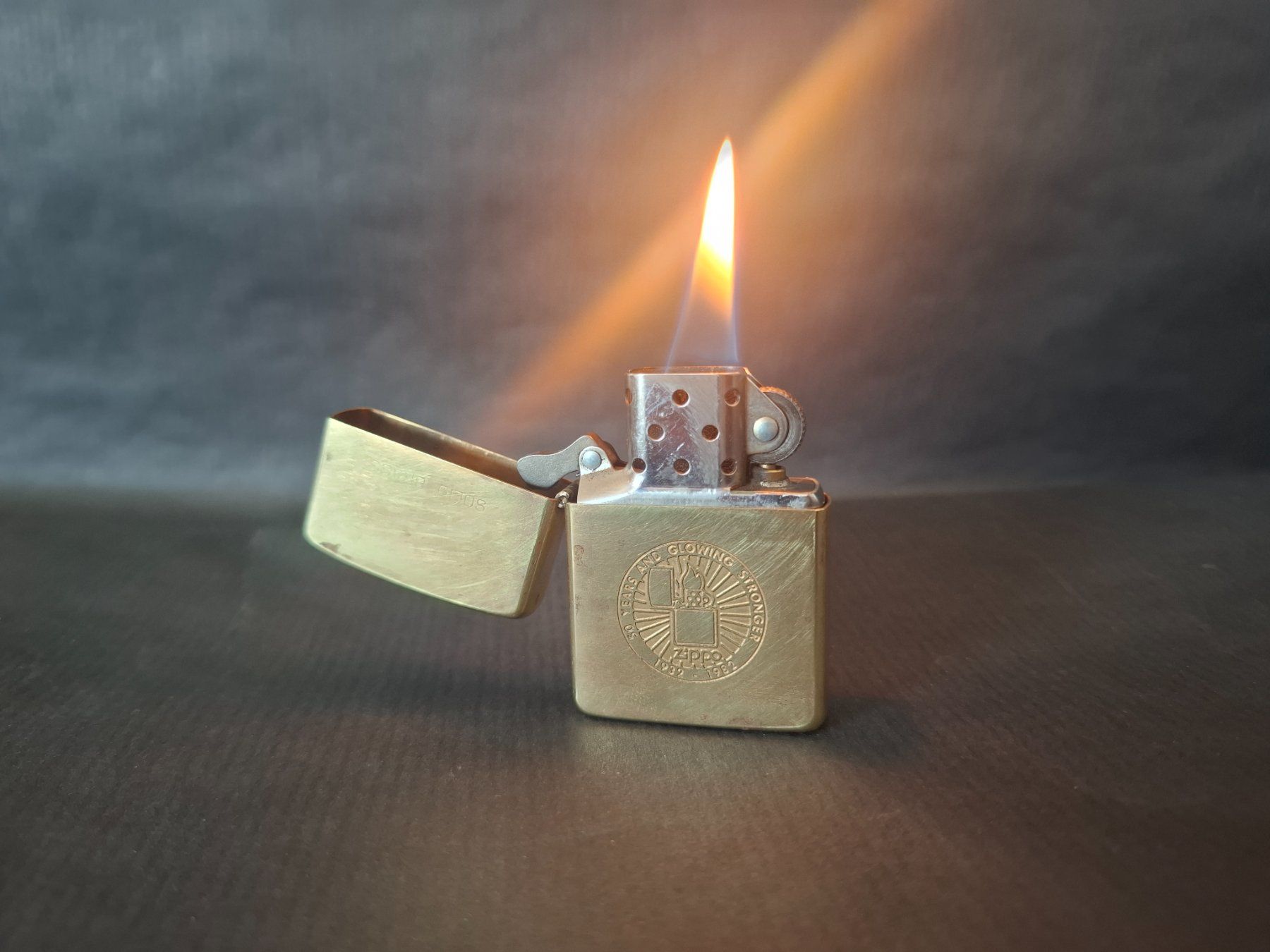 Zippo Feuerzeuge: ZIPPO Feuerzeug Solid Brass vintage 50 years 1982 – Gebraucht aus Genève von justnotsocommon