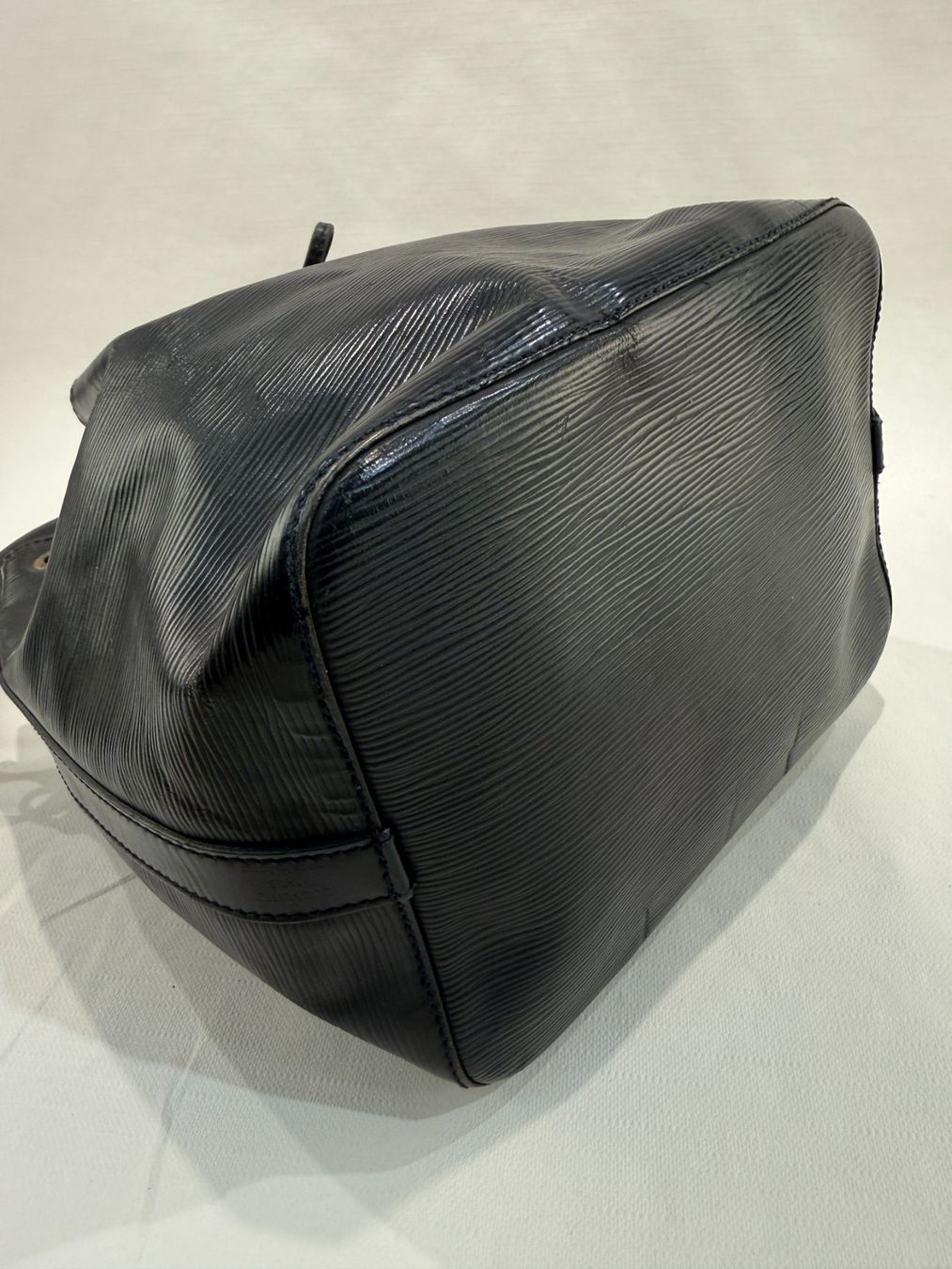 Louis Vuitton Borse da donna: Louis Vuitton Epi Noe Petit in schwarz – Usato da Erlenbach ZH venduto da iLuxury 4