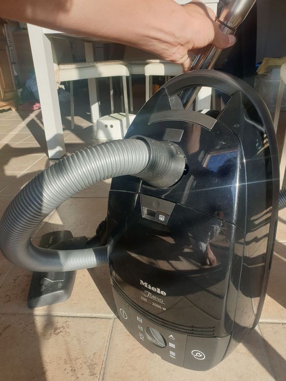 Aspirateur 2000w online miele