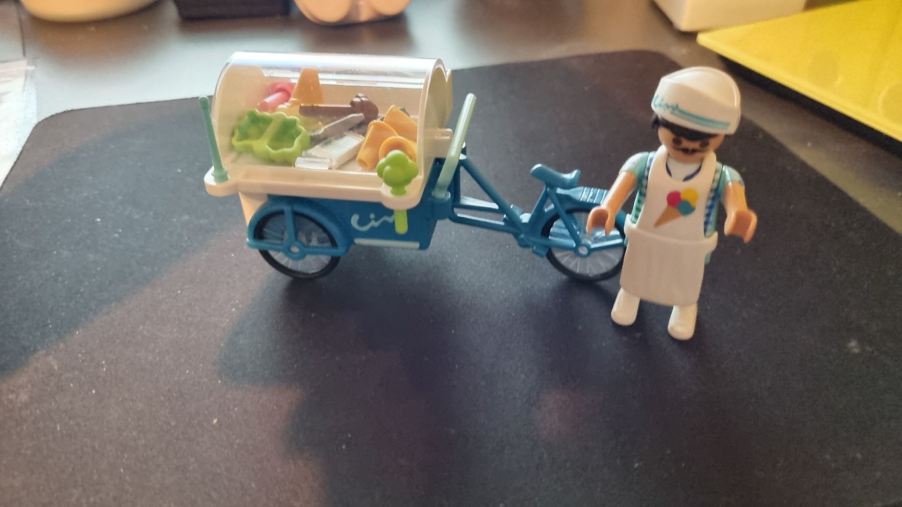 Playmobil Giocattoli: Playmobil vendeur de glace – Usato da La Chaux-de-Fonds venduto da mikilo1