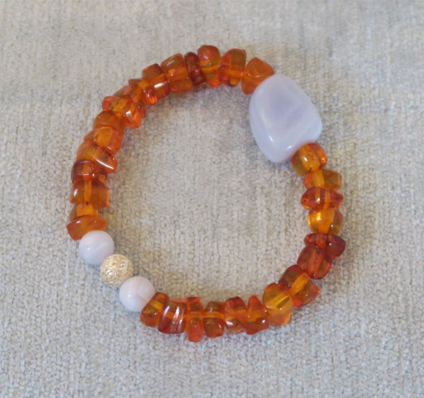 Bracciali & Braccialetti: Armband aus Bernstein und Chalcedon – Nuovo (secondo la descrizione) da Brittnau venduto da marlenestone