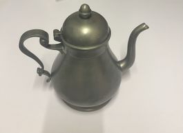 Théière vintage en étain, objet de collection unique!