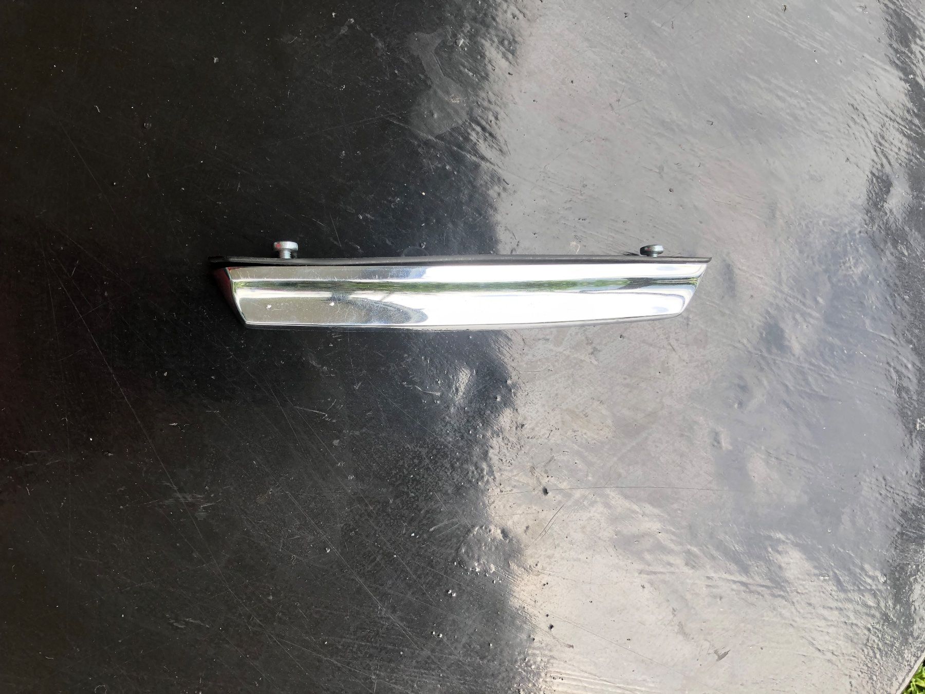 Mercedes-Benz Tutti pezzi di ricambio auto: Heckdeckelgriff Mercedes  W114/115 – Usato da Weesen venduto da shiva-5