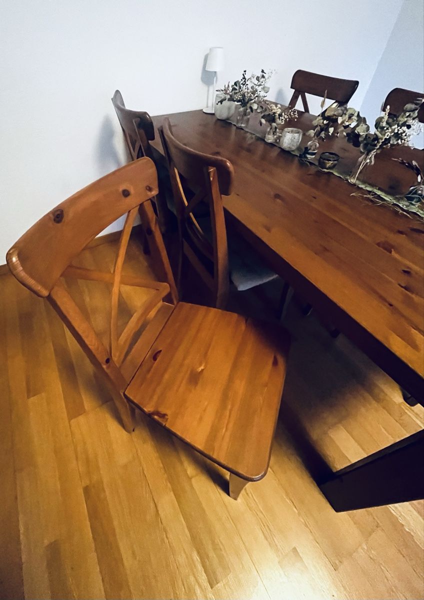 Ikea Set di tavolo e panche: Massiver Holztisch mit 6 Stühlen – Usato da Bern venduto da rahel.123 4