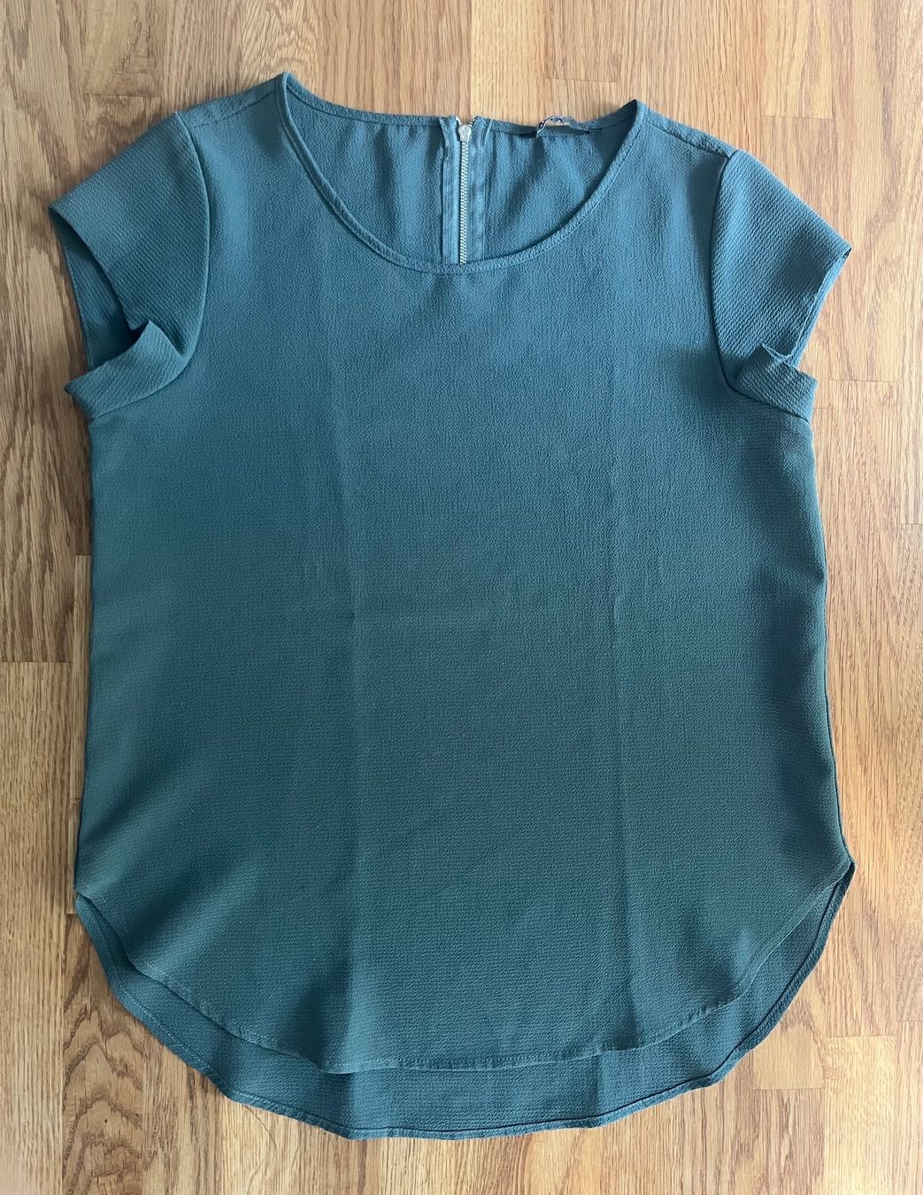 Only T-shirt: ONLY T-Shirt/Bluse, khaki, Grösse 36 – Usato da Sursee venduto da abcdxyz
