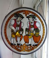 Rundes Fensterglasbild, 2 Appenzeller in Tracht + Treicheln