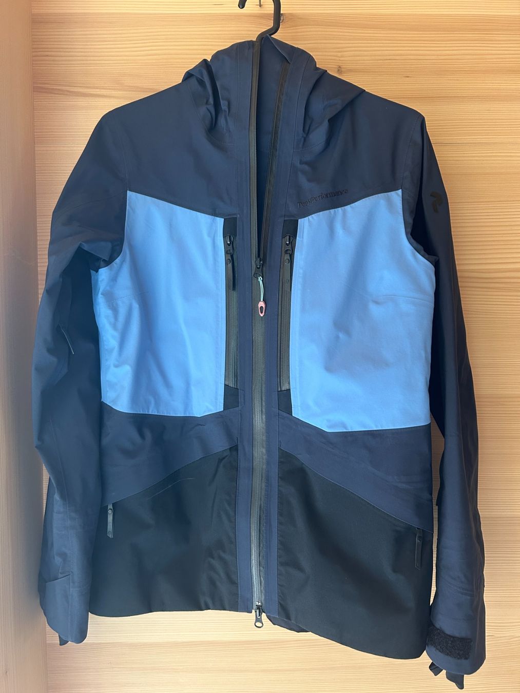 Peak Performance Jacken: Peak Performance Hardshelljacke – Gebraucht aus Appenzell Meister. von HolderioAI