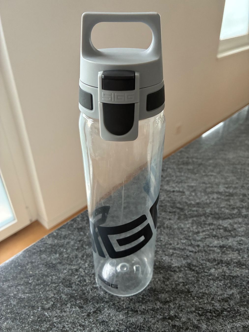 Sigg Borracce & Thermos: SIGG - Tritan Drinking Bottle - transparent/black - 0.75L – Usato da Elsau venduto da thu_ld7z