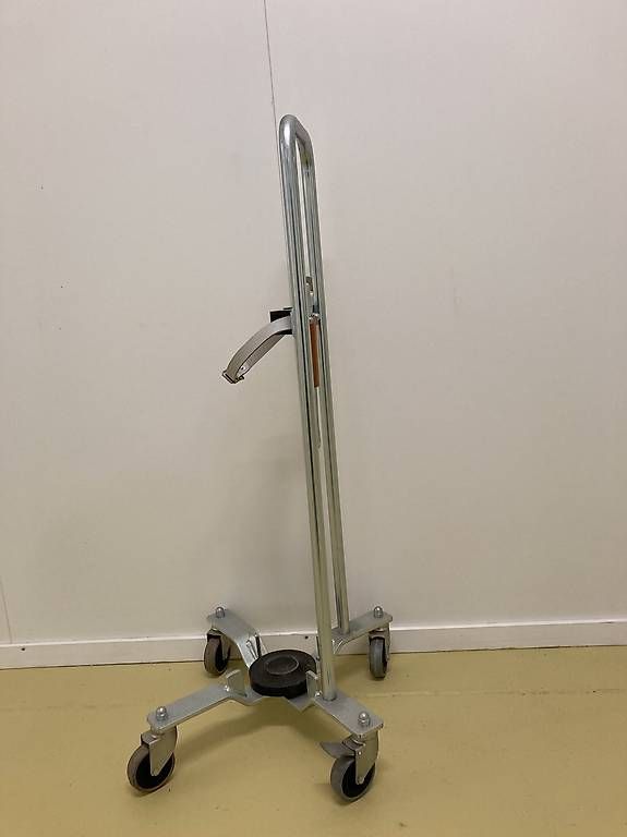Supporti a parete: Gas -Flaschen -Halter – Usato da zürich venduto da Apfel2 1