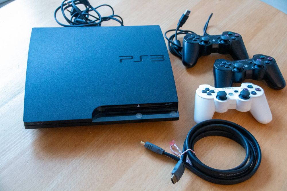 Playstation 3 mit 3 Controllern, CD Laufwerk defekt Kaufen auf Ricardo