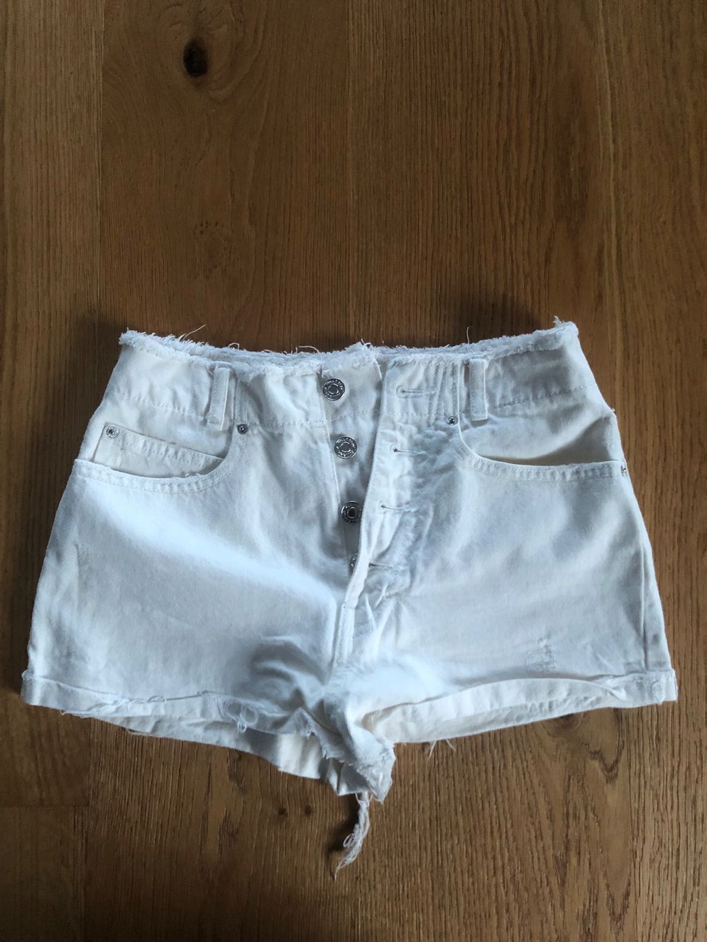 Pull&Bear Jeans: JEANSSHORTS PULL&BEAR 34 weiss – Usato da Wattwil venduto da jopara