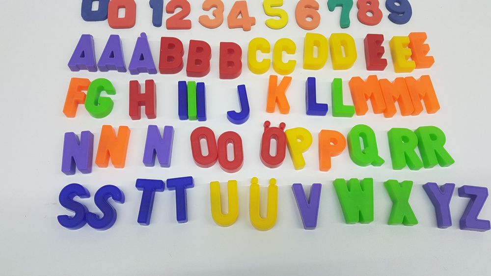 EZread Magnetbuchstaben Aus Kunststoff – 80 Teile, Farbcodiert (rot/blau), Mit Serifen A/g