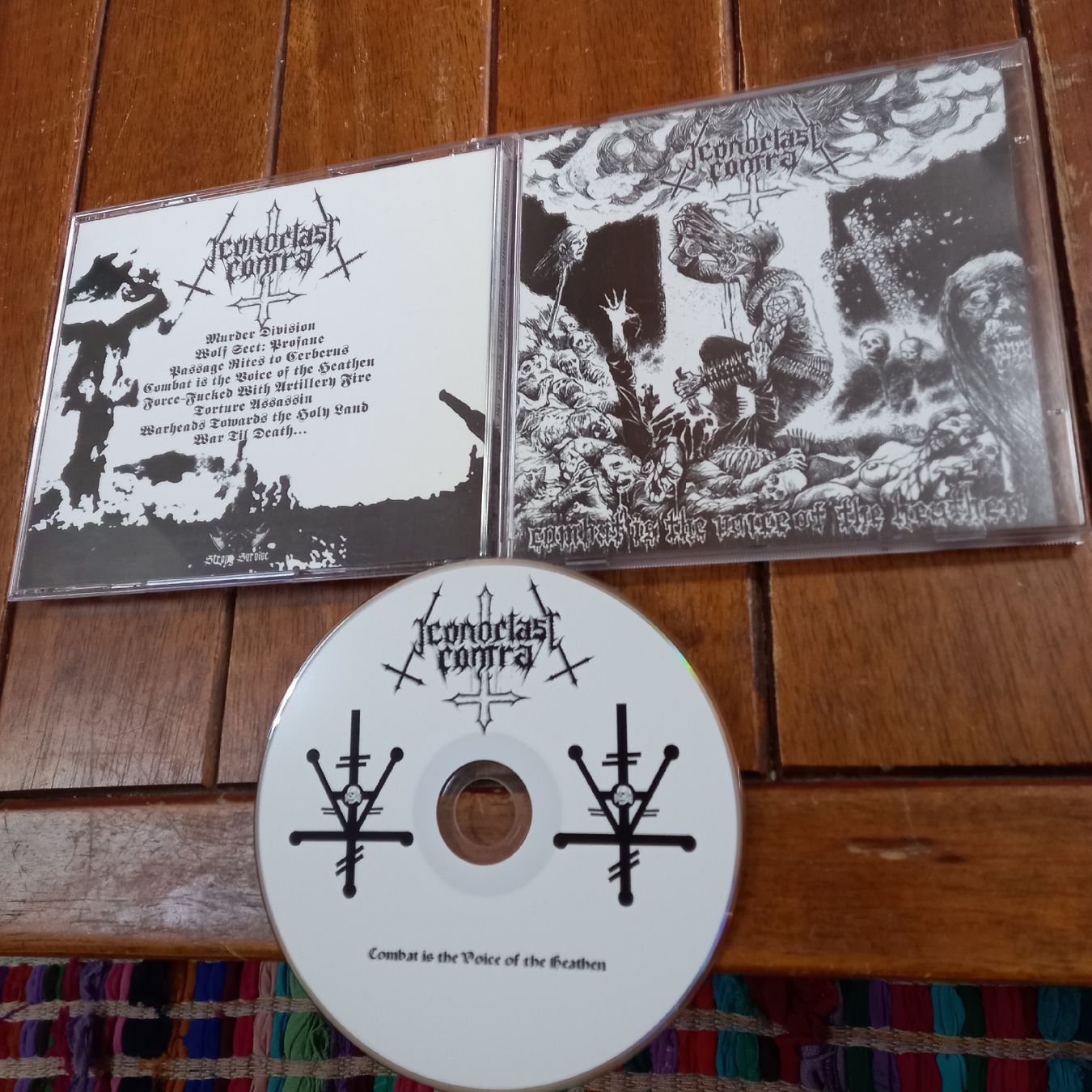 CD: iconoclast Contra- combat... – Usato da St-Cergue venduto da VeganWarrior