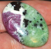 Cabochon L-9054 – Rubin Zoisit oval ca. 30x21mm