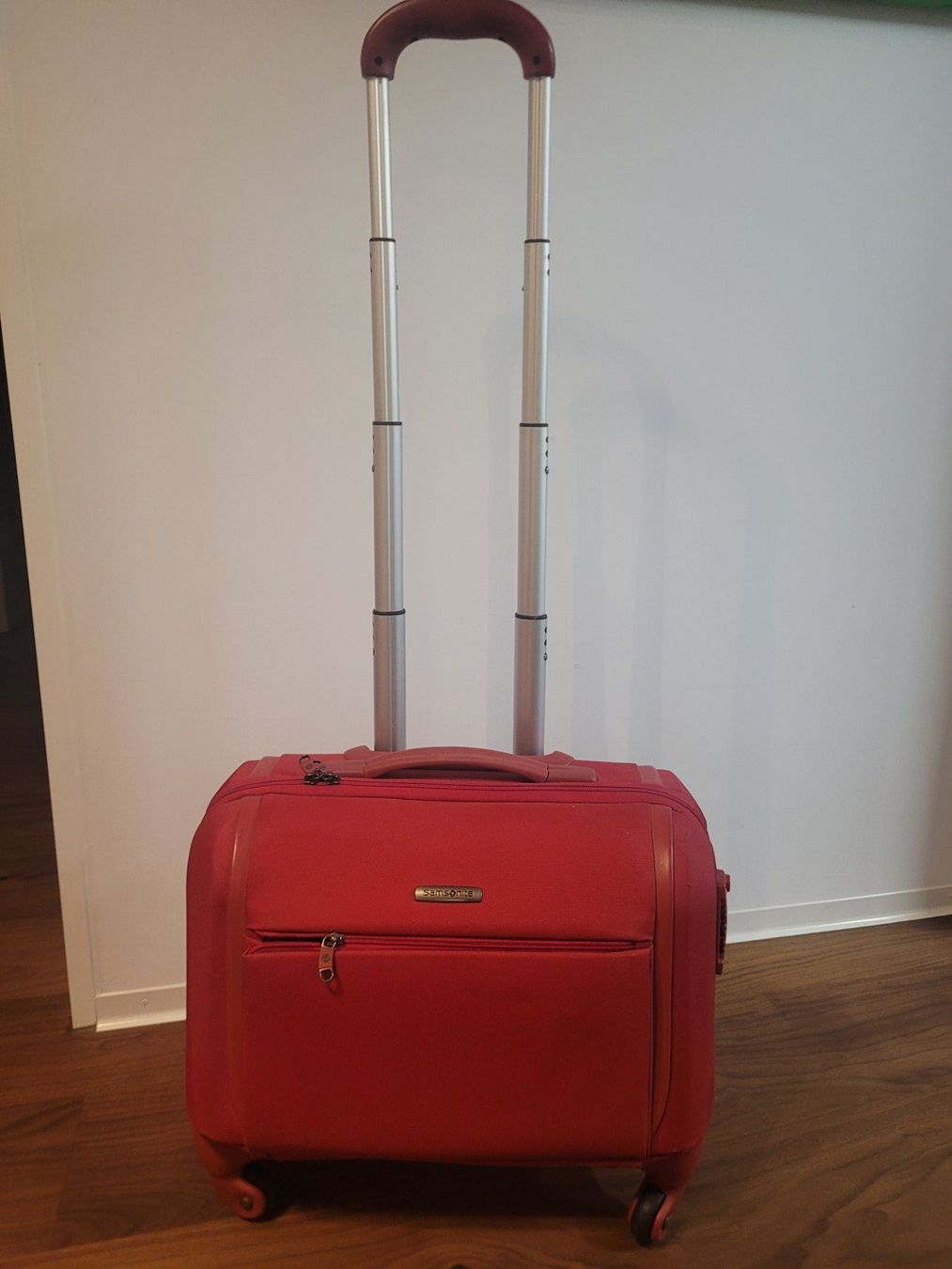 Altro in Aeronautica: Samsonite Businesstrolley rot Damen incl. Kleiderbereich – Usato da Bolligen venduto da sweet_volcano