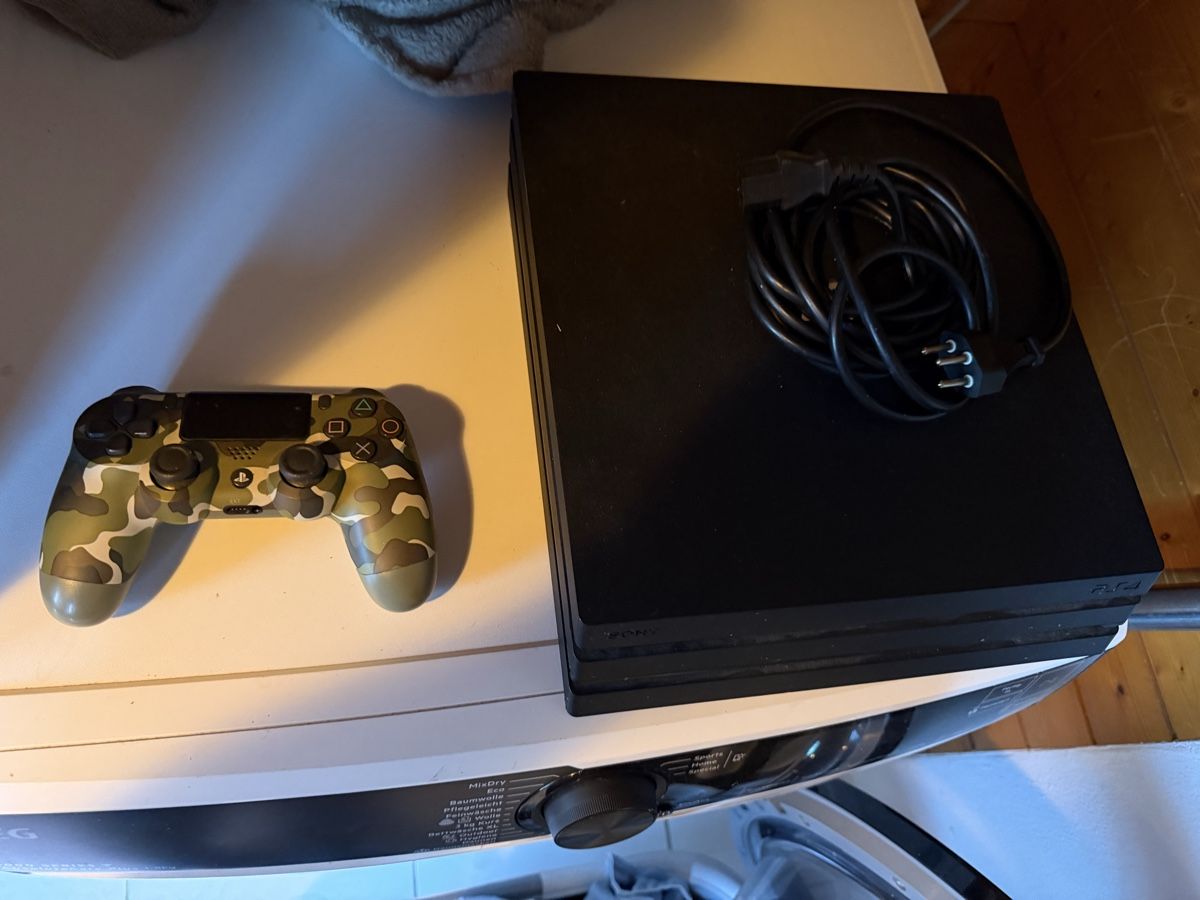 Sony Console: Sony PlayStation 4 Pro mit Controller und Kabel  – Usato da Egerkingen venduto da Don_Pascuale1990