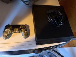Sony PlayStation 4 Pro mit Controller und Kabel 