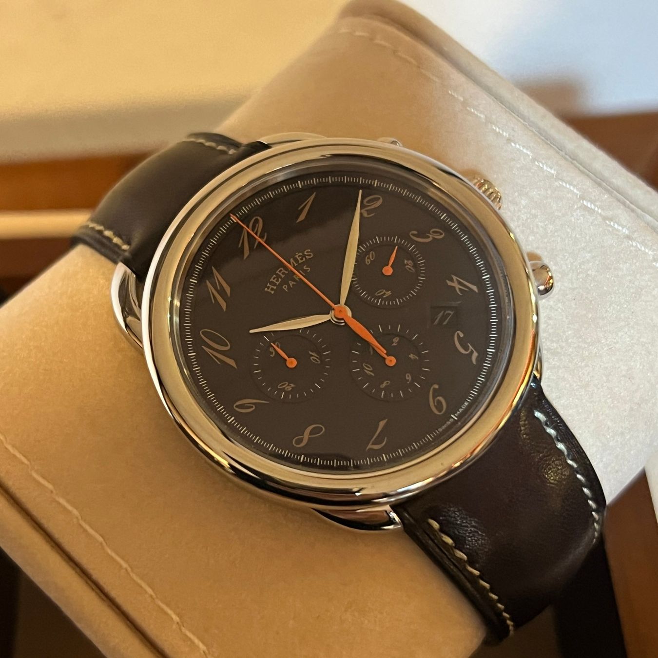 Hermès Orologi: Hermès Arceau Brown Dial Automatic Chronograph Full Set AR4 – Usato da Carouge GE venduto da Watchaser 7