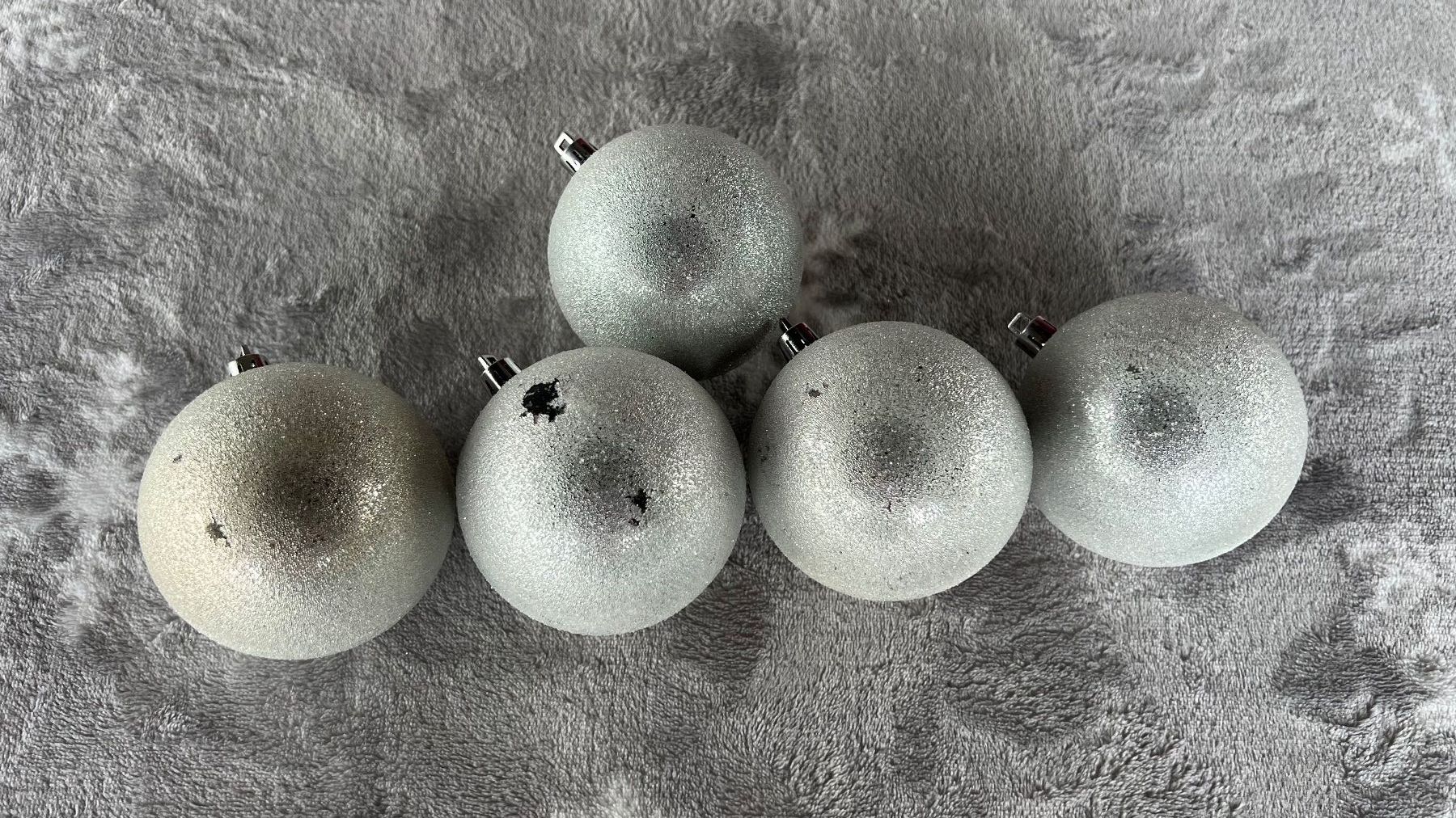 Toutes les décorations: 5er Set Christbaumkugeln, Silber glitzer matt – D'occasion à Schübelbach par Dolly990_2