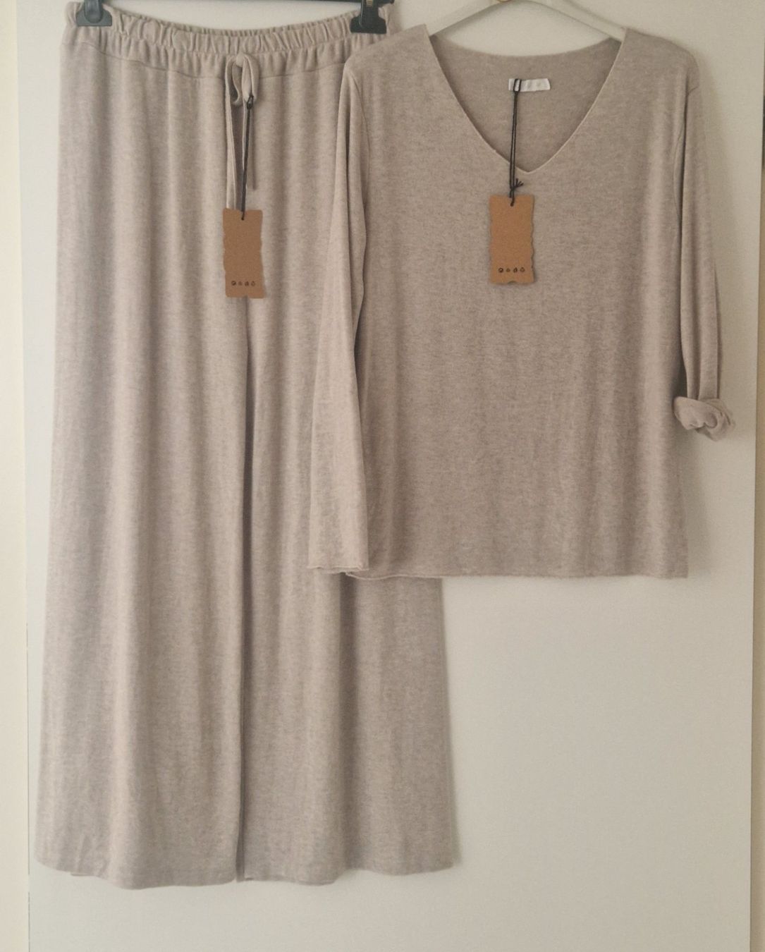 Lotti di vestiti: ENSEMBLE EN LAINE ET ANGORA – Nuovo e nell'imballaggio originale da Camorino venduto da JPHANDMADE1