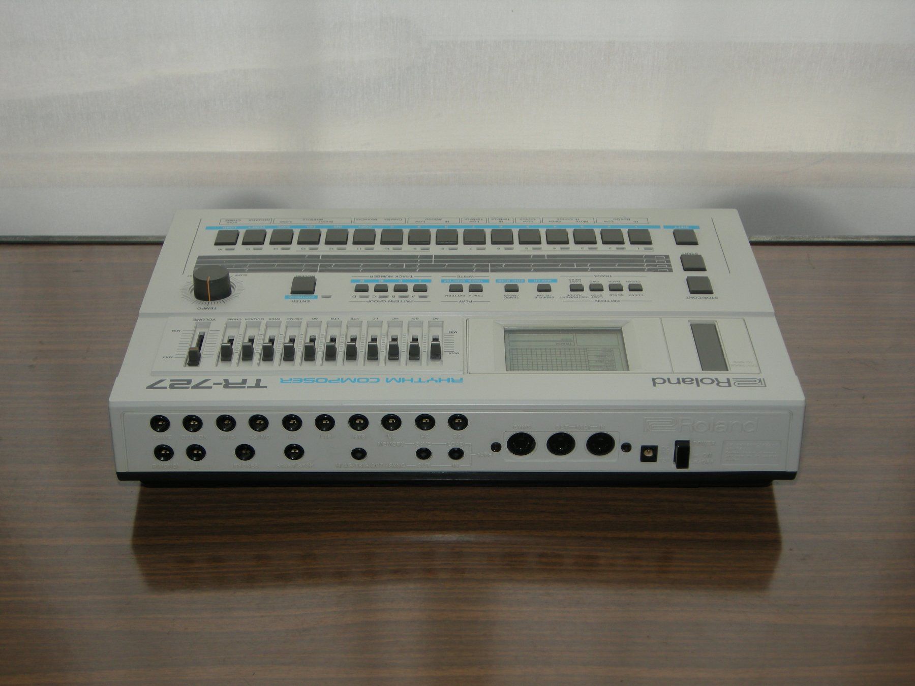 Roland Strumenti musicali: Vintage Roland TR-727 Drummachine 1985 – Usato da Aarau venduto da Pearlz 4