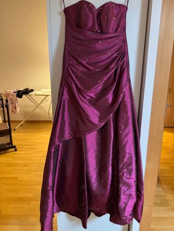 Abendkleid Gr. 38 Farbe beere / 1x getragen / Neupreis 850.-