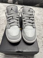 Air Jordan 1 Low, pointure 39couleur gris - État neuf!