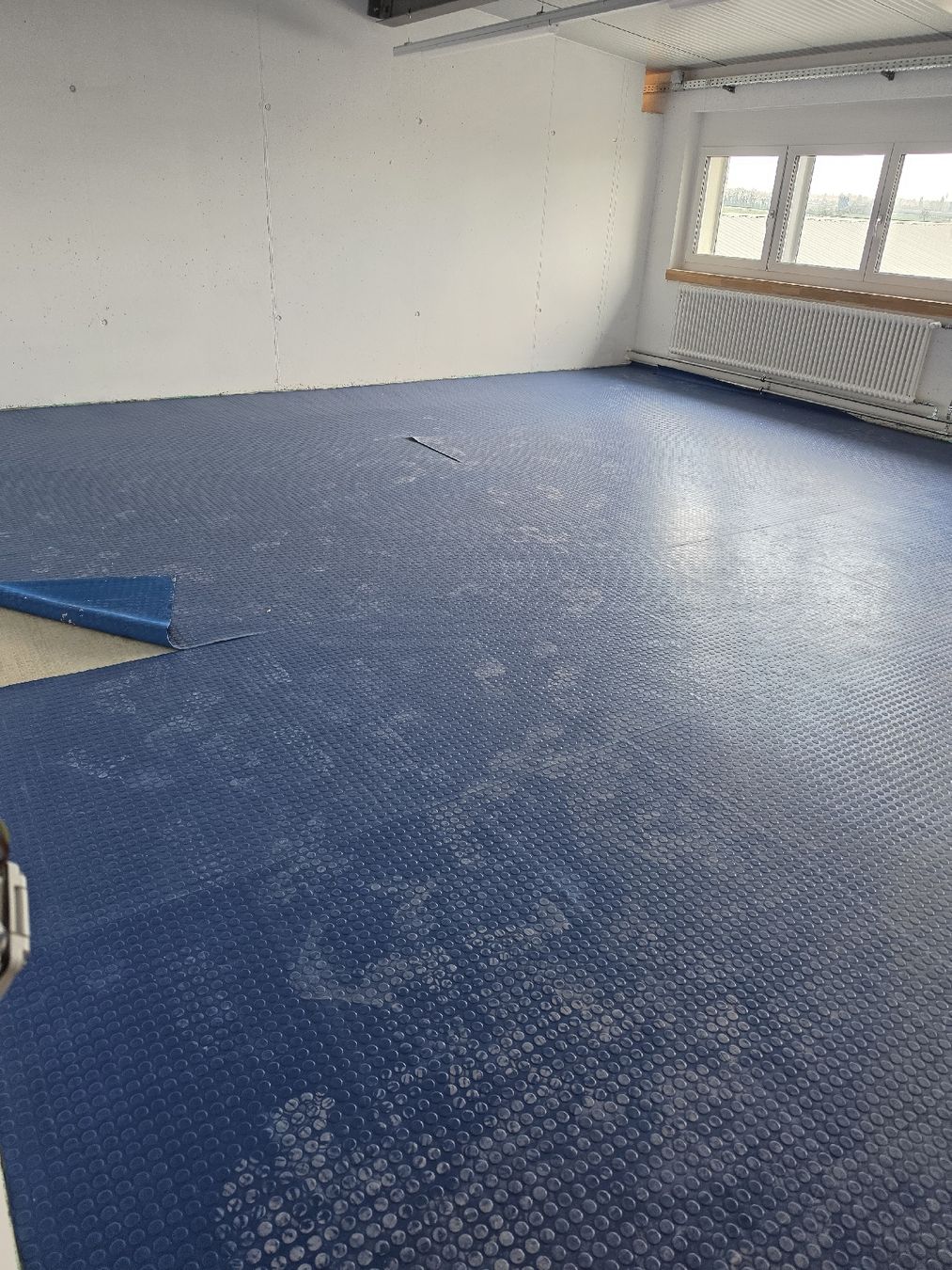 Bodenmatten: Blaue Gummimatten Rollen – Gebraucht aus WIL SG von Sprin319 1