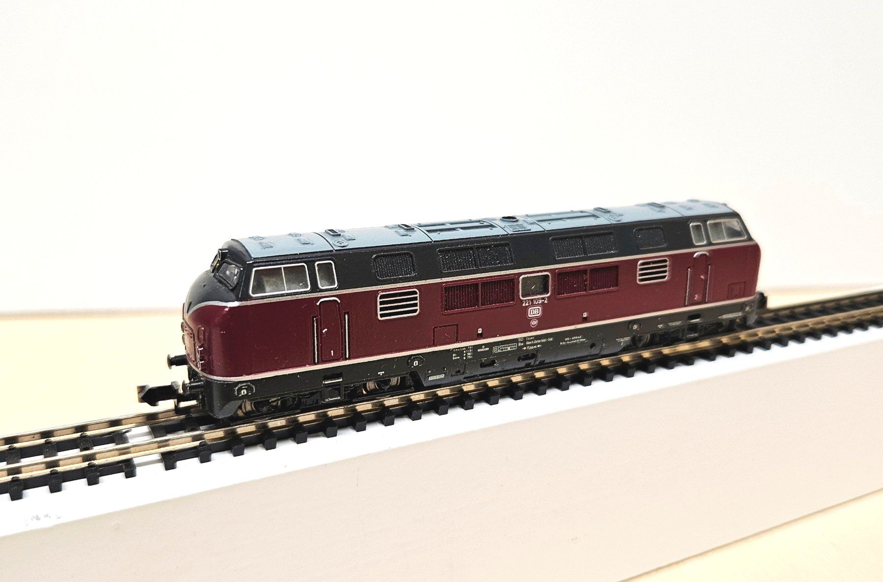 Trix Modellini di ferrovie: Minitrix Diesellok BR 221, analog – Usato da Oensingen venduto da Helo19