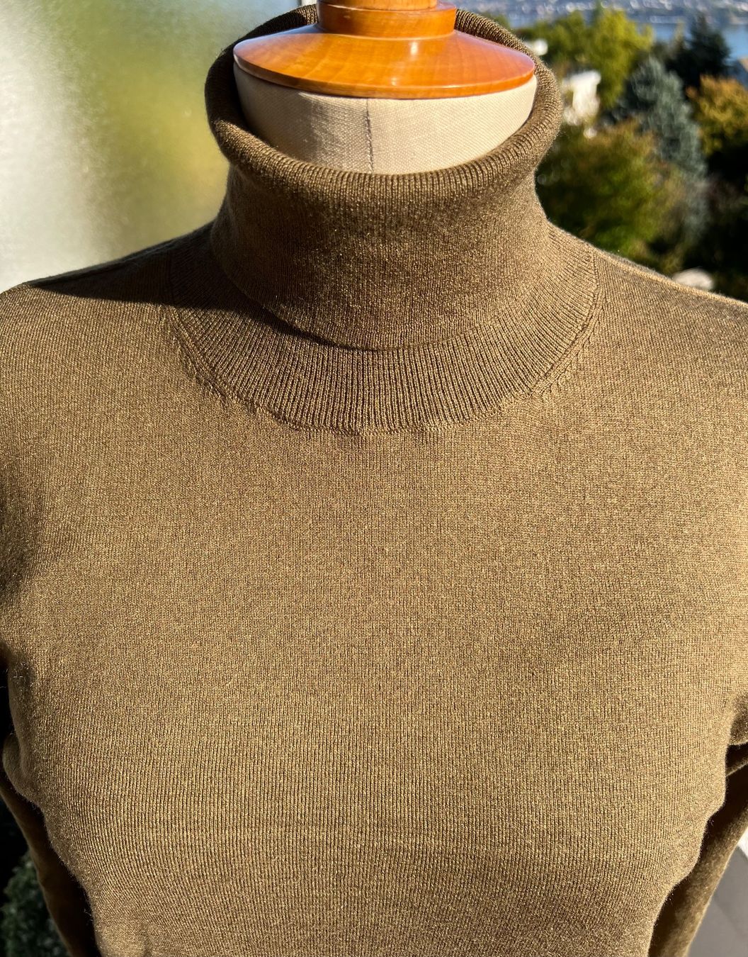 Maglioni & Felpe: Rollkragenpullover Massimo Dutti oliv – Usato da Kilchberg ZH venduto da jul_d2j2 1