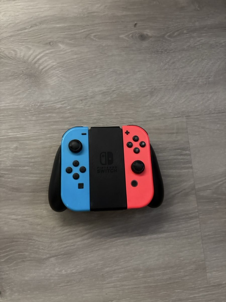 Nintendo Controller: Nintendo Switch Joy-Con Controller Set rot/blau neu – Gebraucht aus Wangs von mar_9fwk