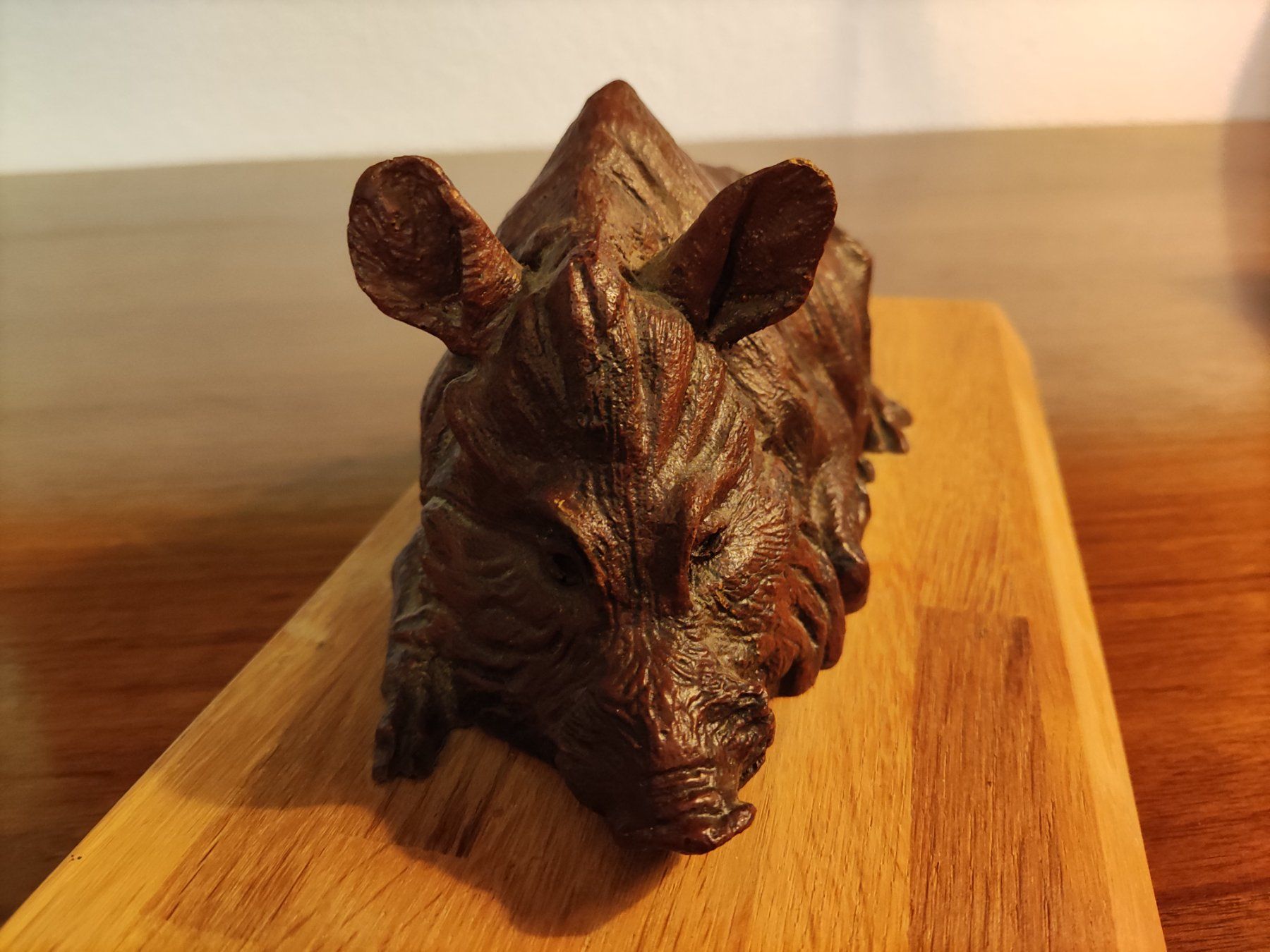 Sculture & Statue: Geschnitztes Wildschwein auf Holzplatte – Usato da Solothurn venduto da Csw1 1
