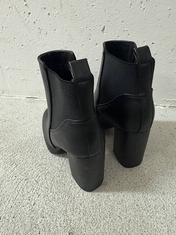 Scarpe da donna: Stiefeletten, Gr. 36 schwarz – Usato da Uster venduto da cynale 1