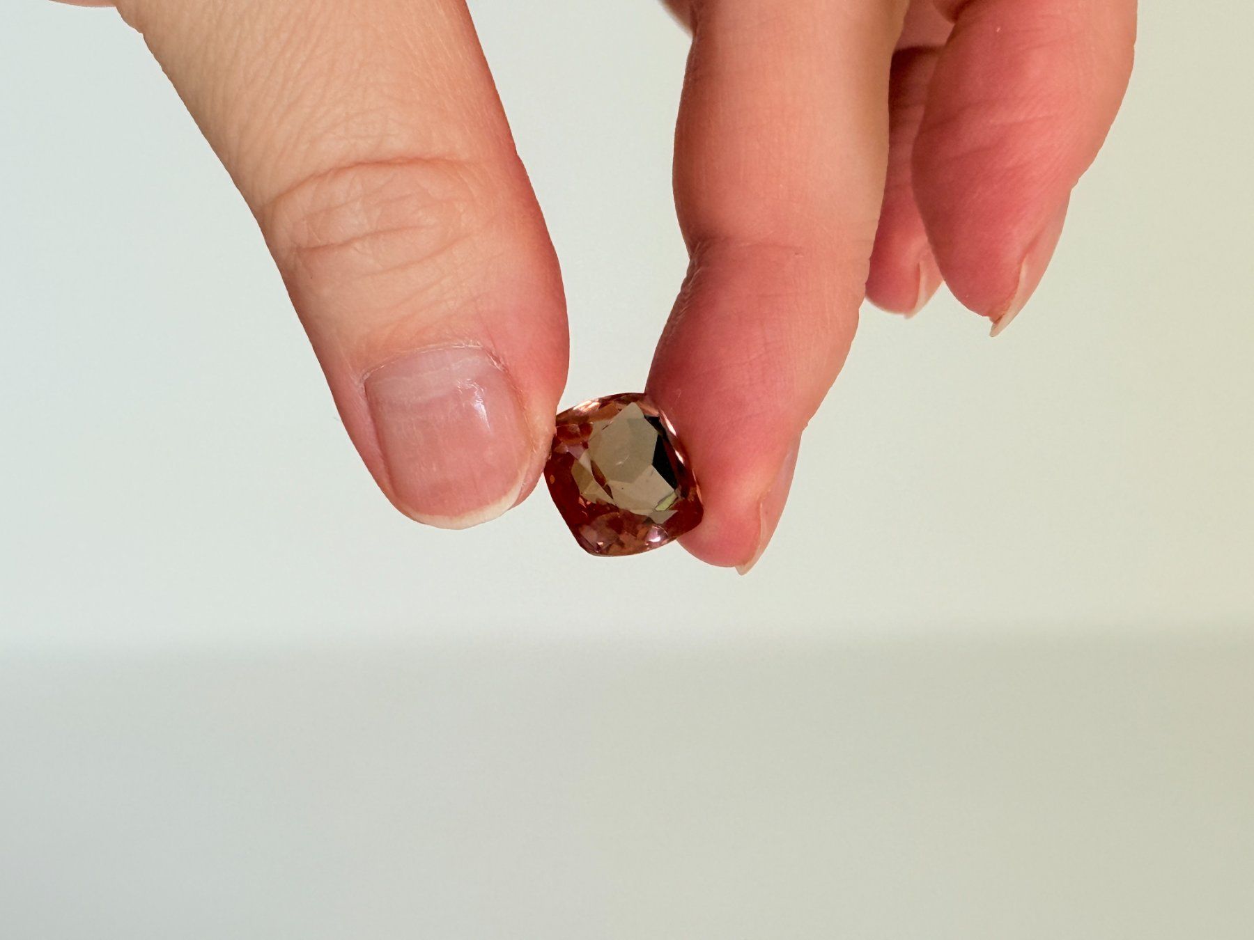 Minerali & Pietre curative: Cushion Cut Multi Color Changing 8.80 Ct – Nuovo e nell'imballaggio originale da Genève venduto da AWWA 2