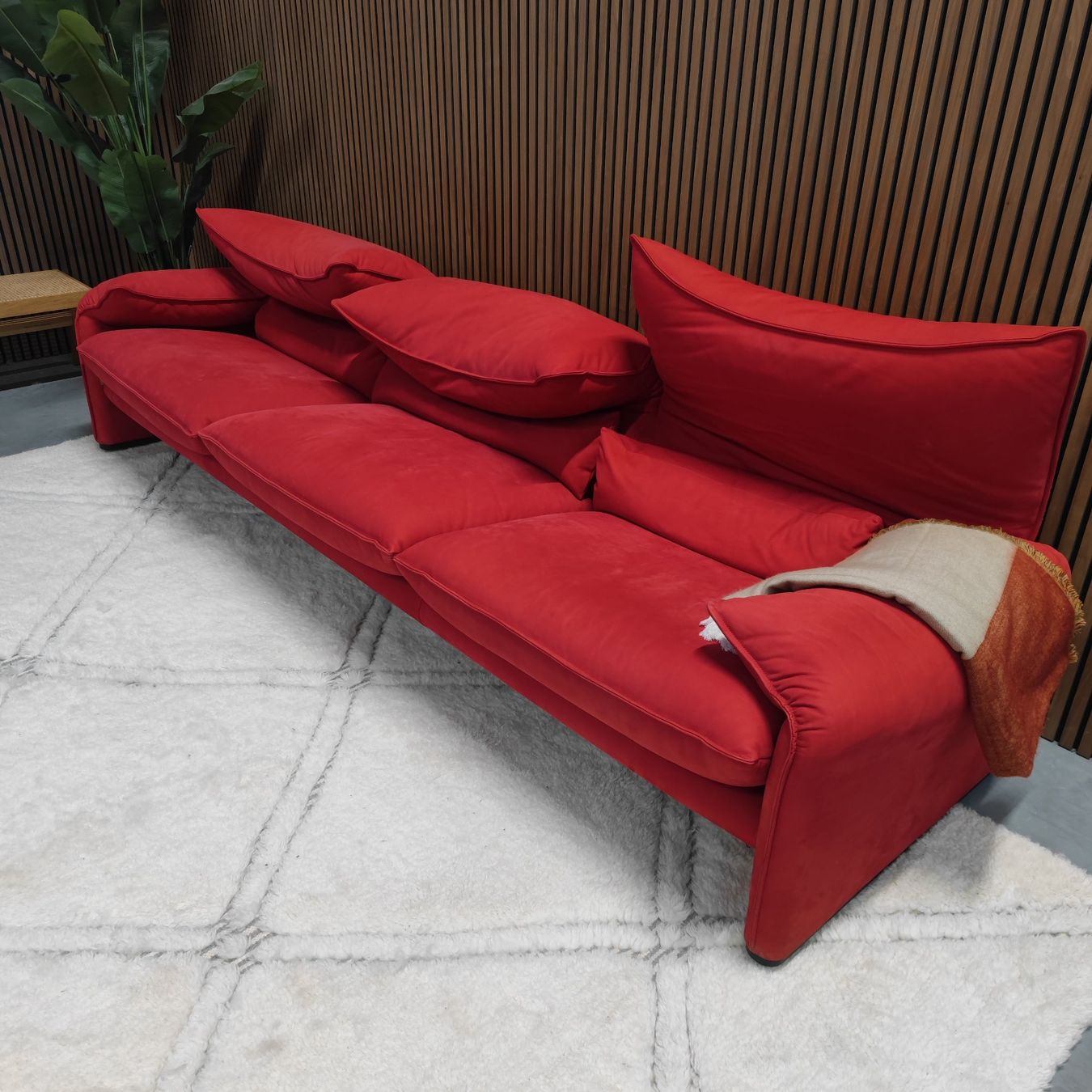 Cassina Sofas: Cassina Maralunga Dreisitzer-Sofa in Rot – Neu und originalverpackt aus Zürich von Nexclusives.com 5