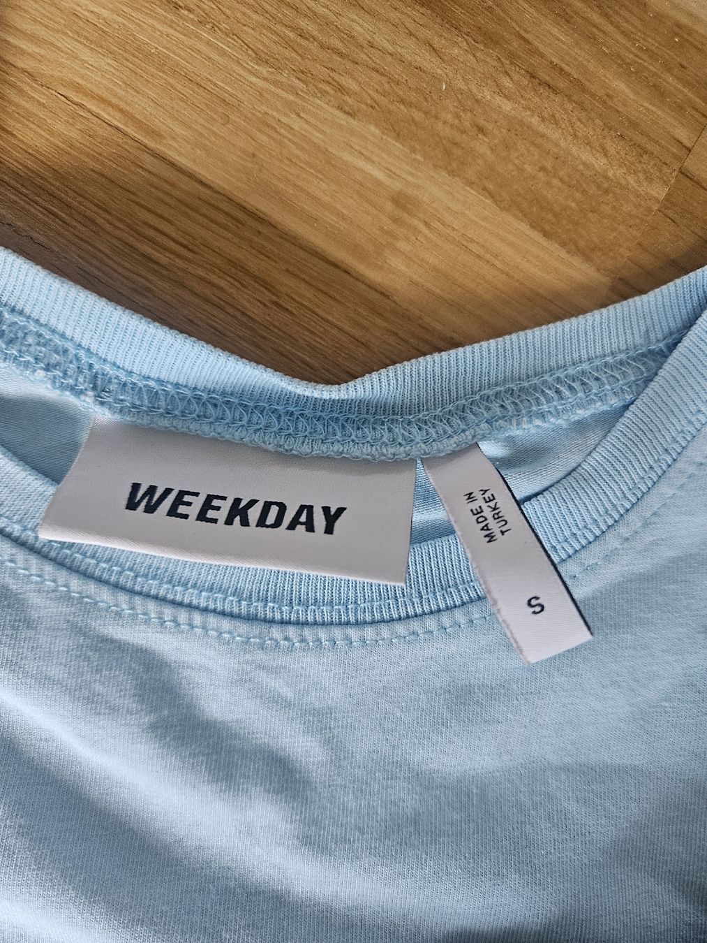 Weekday T-Shirts: 3er Shirt Set eng anliegend – Gebraucht aus Zürich von leonard014 3